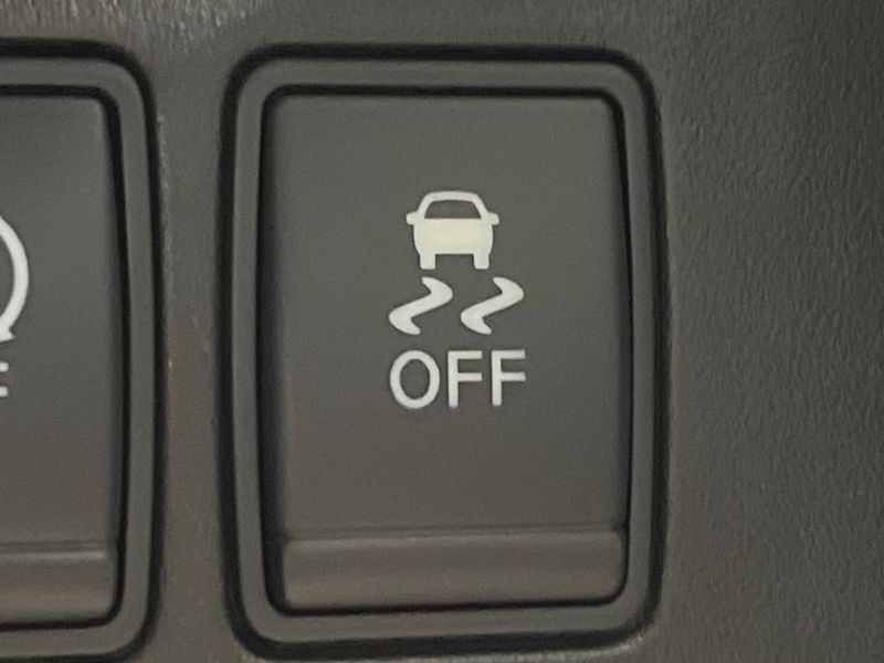 2012 Nissan Serena DBA-FNC26 (UW-6aaf4e00c6f57)[25]