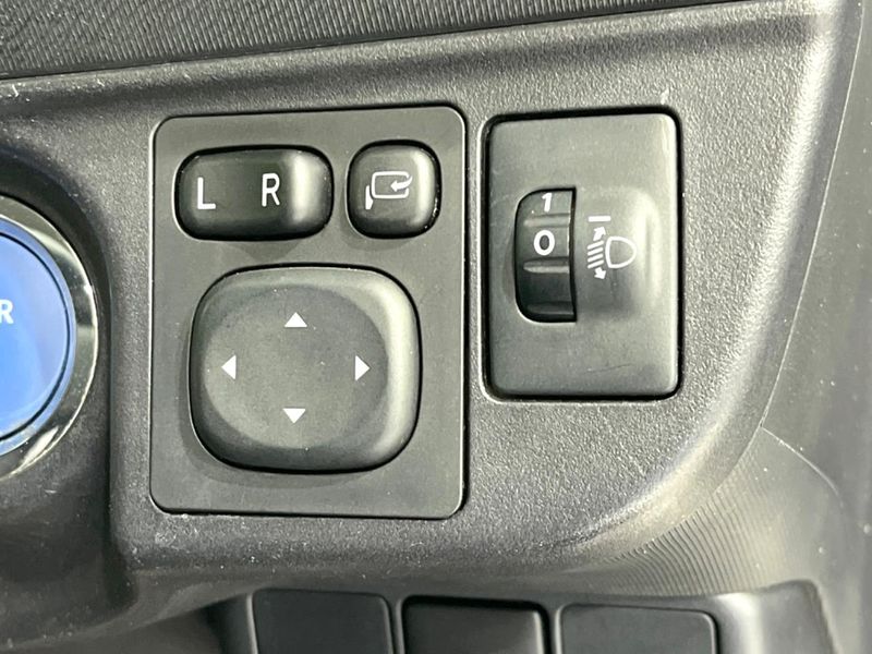2015 Toyota Aqua DAA-NHP10 (UW-6aaf505dbcc2d)[26]