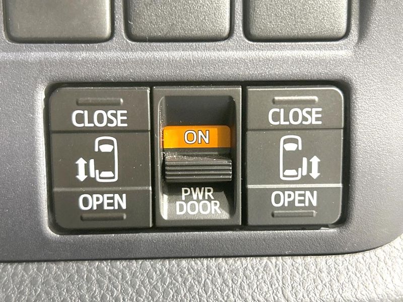 2015 Toyota Voxy DBA-ZRR80W (UW-6aaf5131270d6)[19]
