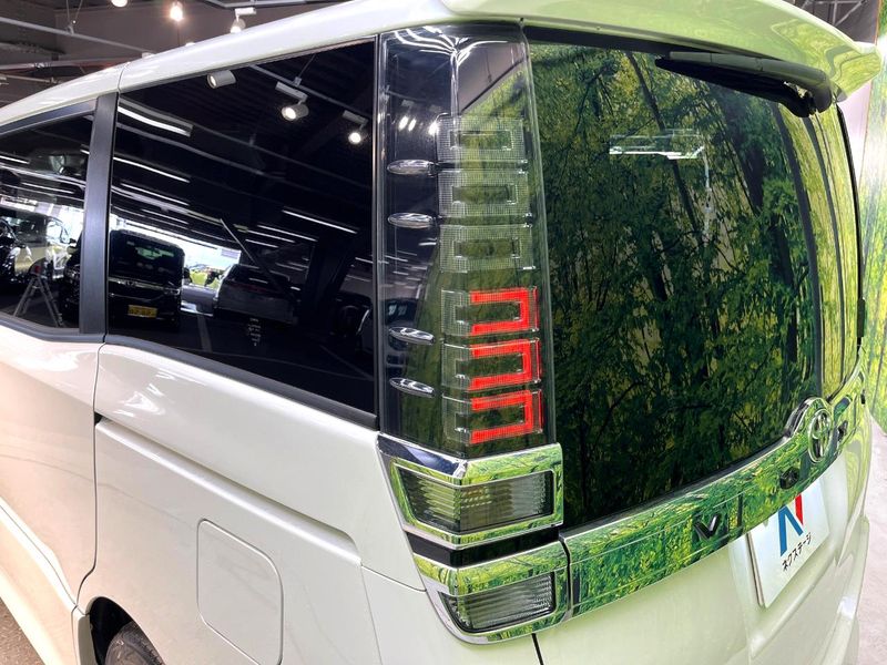 2017 Toyota Voxy DBA-ZRR80W (UW-6aaf513436dd4)[17]