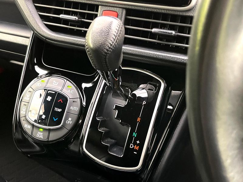 2017 Toyota Voxy DBA-ZRR80W (UW-6aaf5135c0ec0)[18]