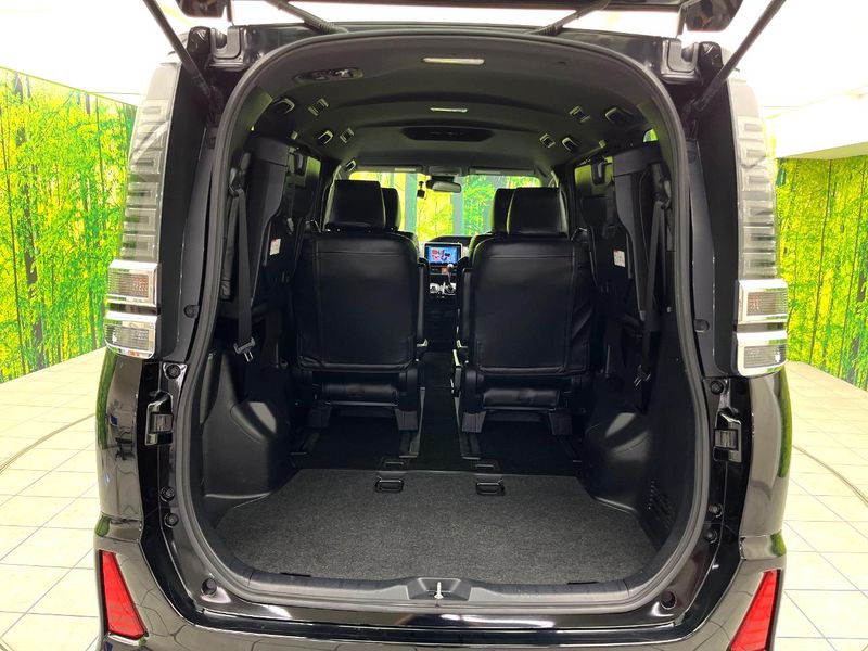 2017 Toyota Voxy DBA-ZRR80W (UW-6aaf5135c0ec0)[29]