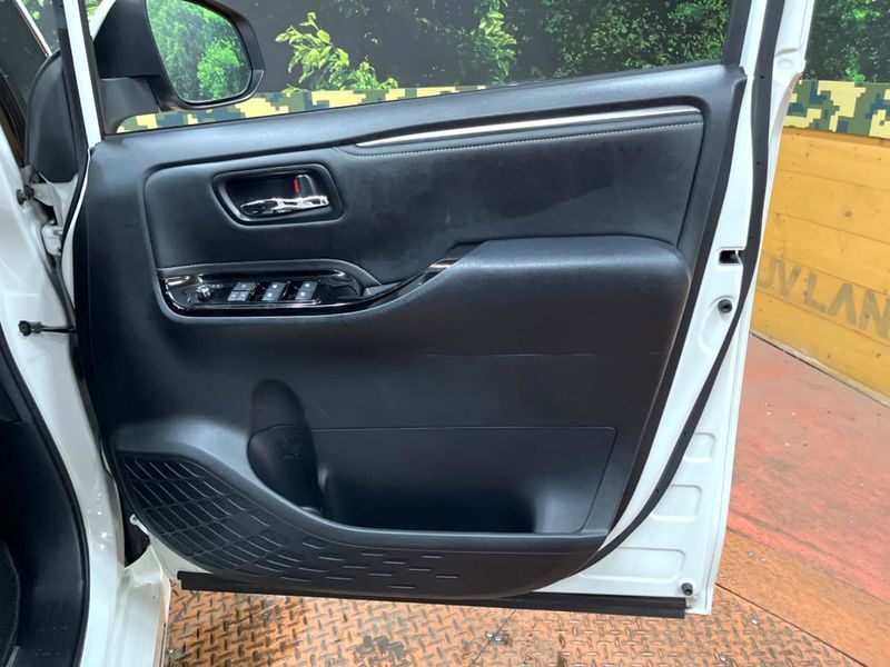 2017 Toyota Esquire DAA-ZWR80G (UW-6aaf5174635ef)[17]