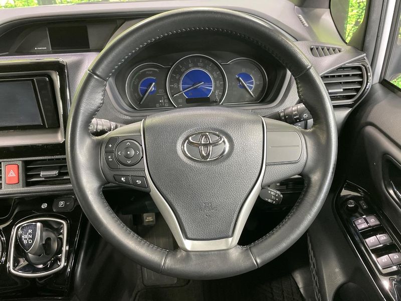 2018 Toyota Voxy DAA-ZWR80G (UW-6aaf5175ebba8)[24]