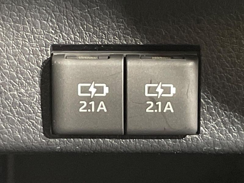 2018 Toyota Voxy DAA-ZWR80G (UW-6aaf5175ebba8)[28]