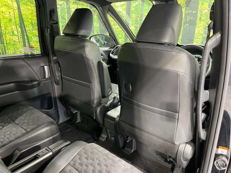 2022 Toyota Voxy 6AA-ZWR90W (UW-6aaf517bb684f)[13]