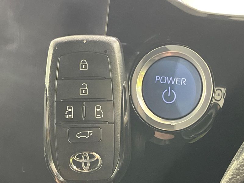 2022 Toyota Voxy 6AA-ZWR90W (UW-6aaf517bb684f)[5]