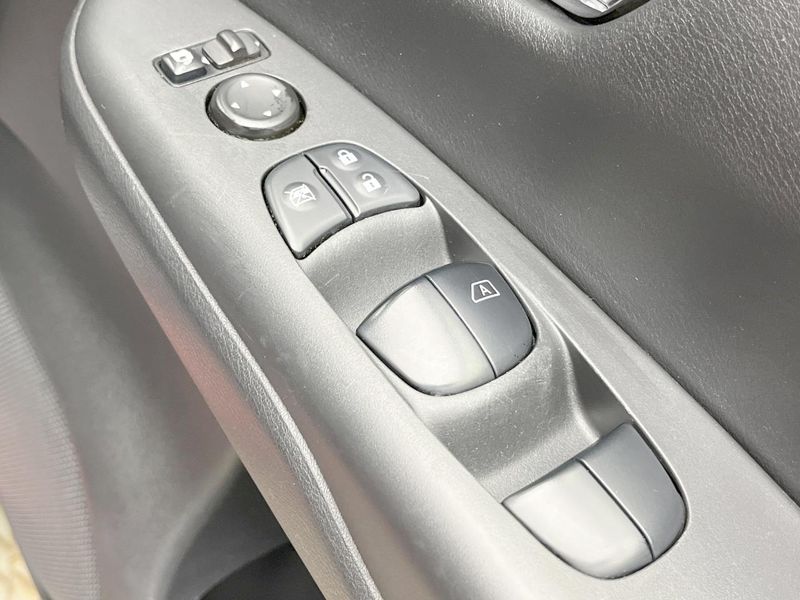 2017 Nissan Serena DAA-GFC27 (UW-6ab09f800f9f3)[27]