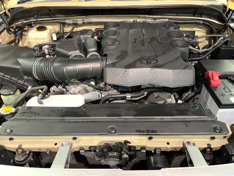 2015 Toyota FJ CRUISER CBA-GSJ15W (UW-6ab09fa5d41ba)[14]