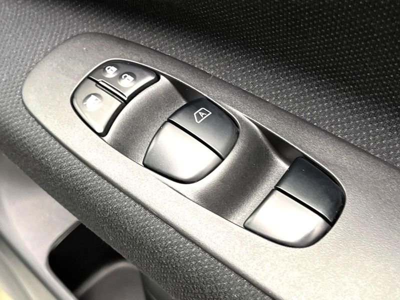 2013 Nissan Serena DAA-HFC26 (UW-6ab09fd8a0225)[6]