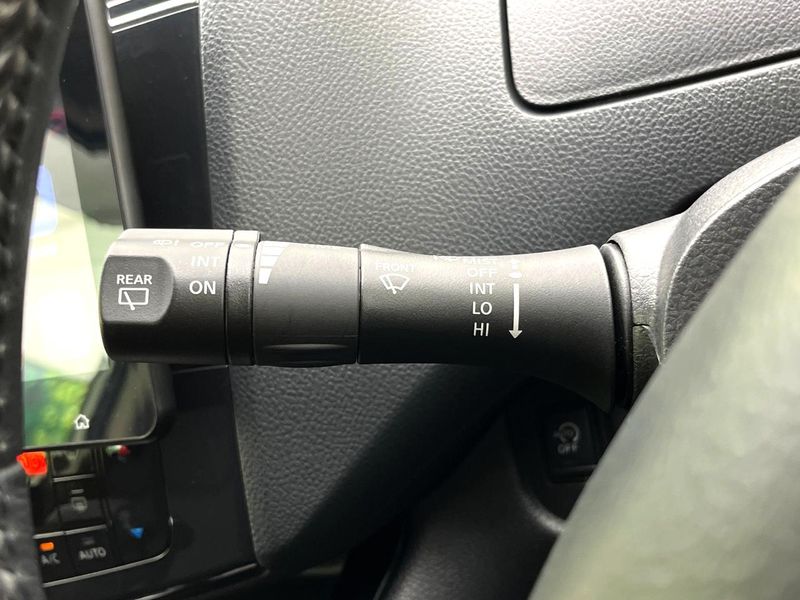 2013 Nissan Serena DAA-HFC26 (UW-6ab09fd8a0225)[16]