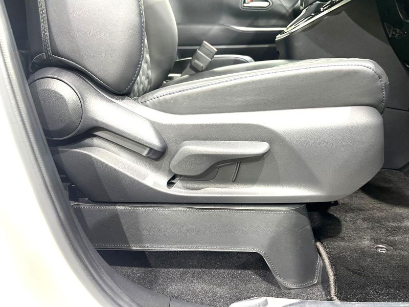 2023 Toyota Voxy 6AA-ZWR95W (UW-6ab0a2d45b5a7)[23]