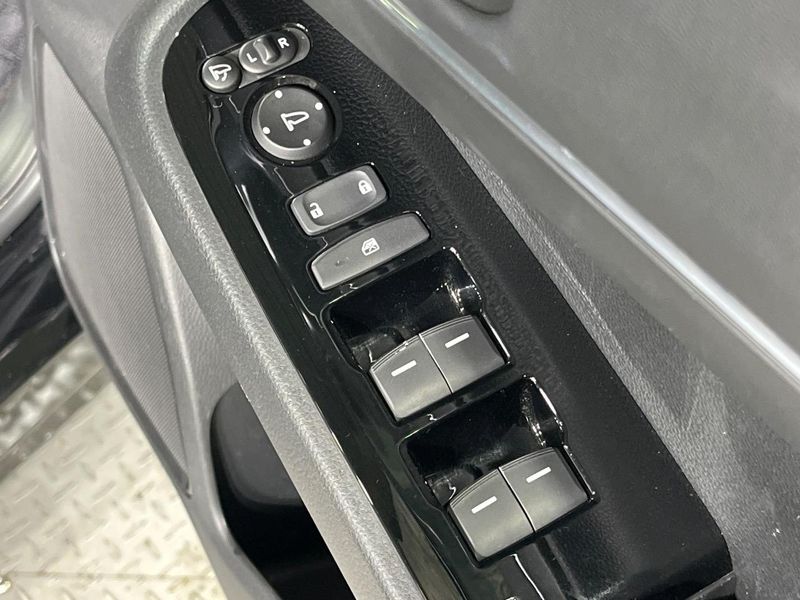 2023 Honda Vezel 6AA-RV5 (UW-6ab1f36b8122d)[25]