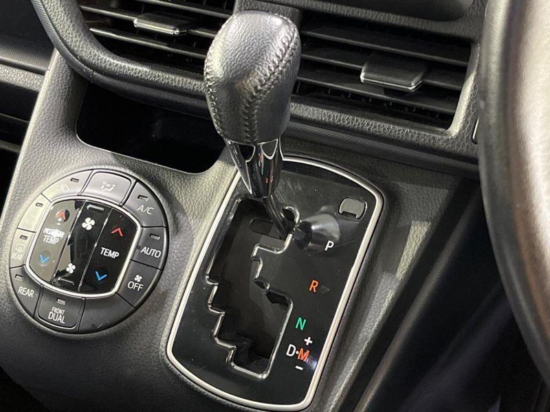 2015 Toyota Voxy DBA-ZRR80W (UW-6ab1f3f3068dd)[9]
