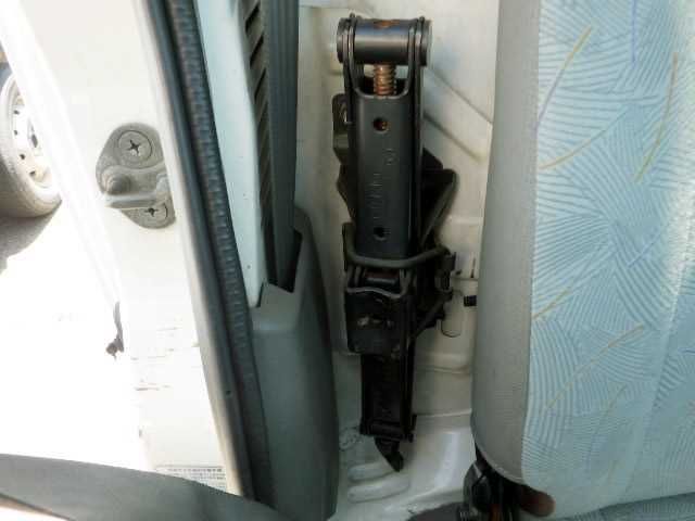 1999 Mitsubishi Minicab Truck U61T (UW-694a1643848a4)[18]
